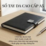  Ưu điểm nổi bật:  Bìa da cao cấp: Cảm giác cầm chắc tay, bền đẹp theo thời gian  Khóa nam châm tiện lợi: Đóng mở nhanh, giữ sổ luôn gọn gàng  Kích thước A5 tiêu chuẩn: Vừa đủ rộng để ghi chú, vừa dễ dàng mang theo trong túi xách, balo  Thiết kế tối giản: Phù hợp với phong cách cá nhân, dân văn phòng, học sinh, sinh viên  Có thể sử dụng làm sổ ghi chép, sổ kế hoạch, nhật ký, sổ viết ý tưởng