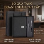  Ưu điểm nổi bật:  Bìa da cao cấp: Cảm giác cầm chắc tay, bền đẹp theo thời gian  Khóa nam châm tiện lợi: Đóng mở nhanh, giữ sổ luôn gọn gàng  Kích thước A5 tiêu chuẩn: Vừa đủ rộng để ghi chú, vừa dễ dàng mang theo trong túi xách, balo  Thiết kế tối giản: Phù hợp với phong cách cá nhân, dân văn phòng, học sinh, sinh viên  Có thể sử dụng làm sổ ghi chép, sổ kế hoạch, nhật ký, sổ viết ý tưởng